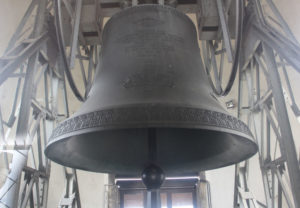 колокольный звон больших колоколов. колокольный звон в церкви. тобольск колокольня угличского колокола. раскачивающийся колокол. колокол в западной европе.