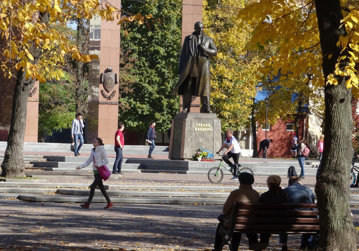 Пам’ятник Степану Бандері, Львів. Готелі поруч, фото, відео, як ...