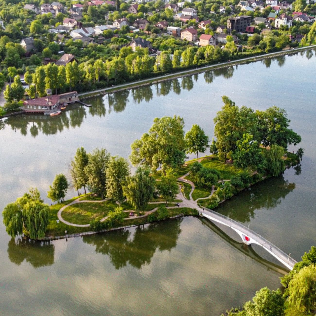 Міське озеро в Івано-Франківську, Івано-Франківськ. Готелі поруч, фото ...